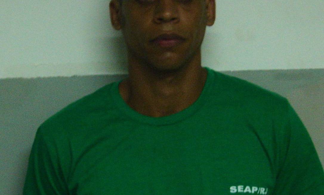 Traifcante Nem tem a cabeça raspada no Complexo Prisional de Bangu, para onde foi levado após sua prisão
Foto: Seop / Divulgação