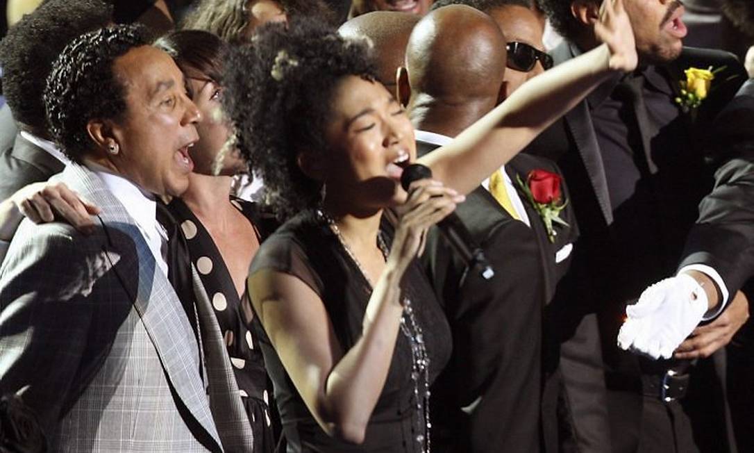 A cantora Judith Hill canta 'We are the World' durante cerimônia em homenagem a Michael Jackson Reuters