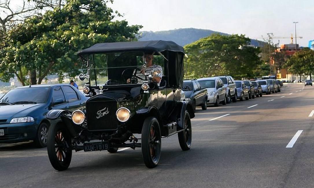 O Ford T, ano 1919, faz sucesso pelas ruas de NiteróiFoto: Marco Antônio Teixeira - O Globo