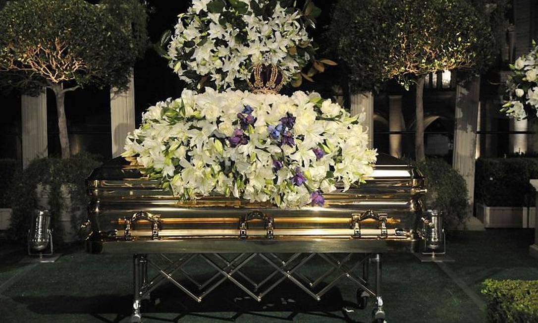 Michael Jackson é enterrado no cemitério de Forest Lawn - Jornal O Globo