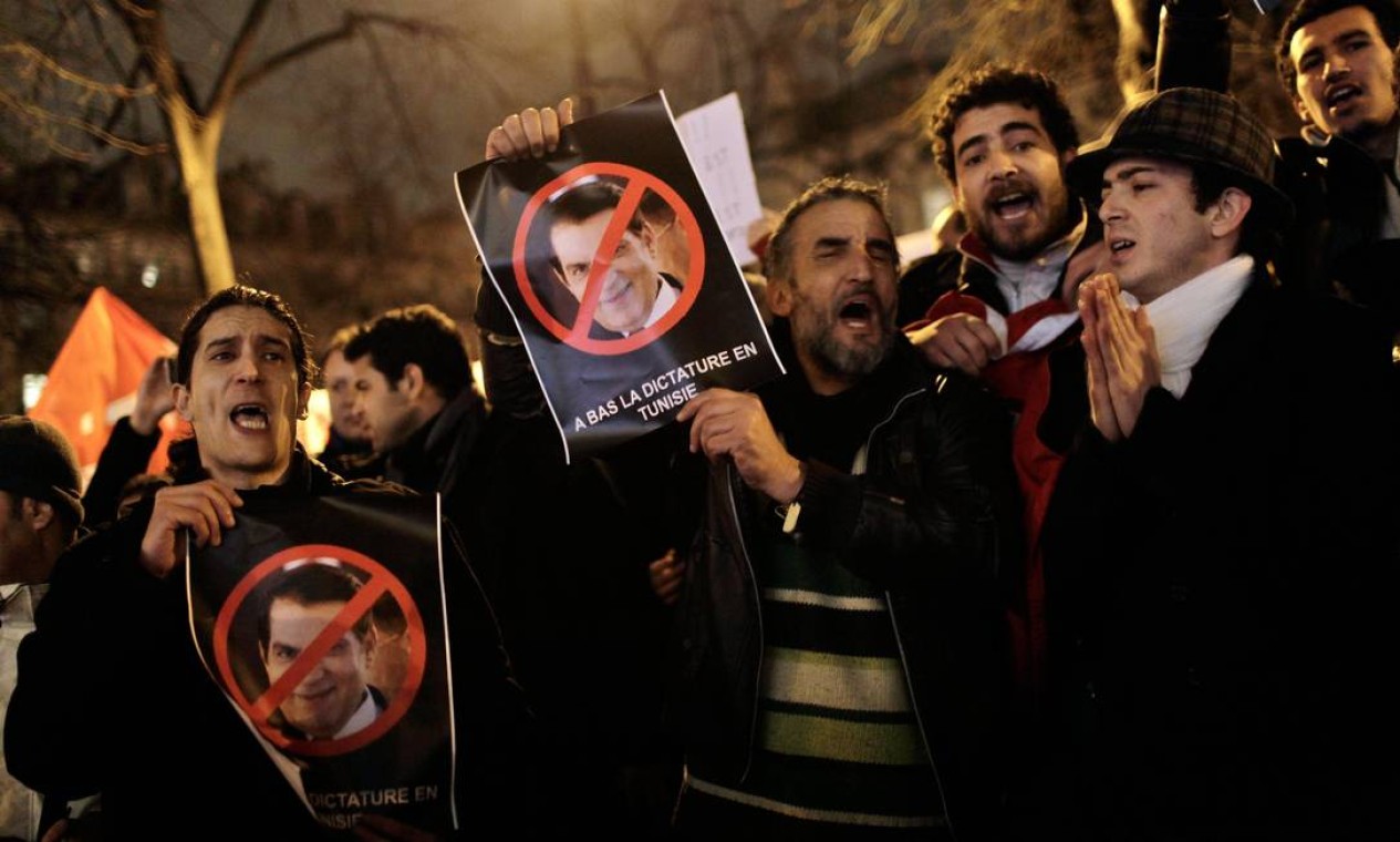Os protestos contra o ditador da Tunísia Zine El Abidine Ben Ali começaram após o jovem Mohamed Bouazizi se imolar em ato de protesto a sua condição de vida precária Foto: Thibault Camus / AP