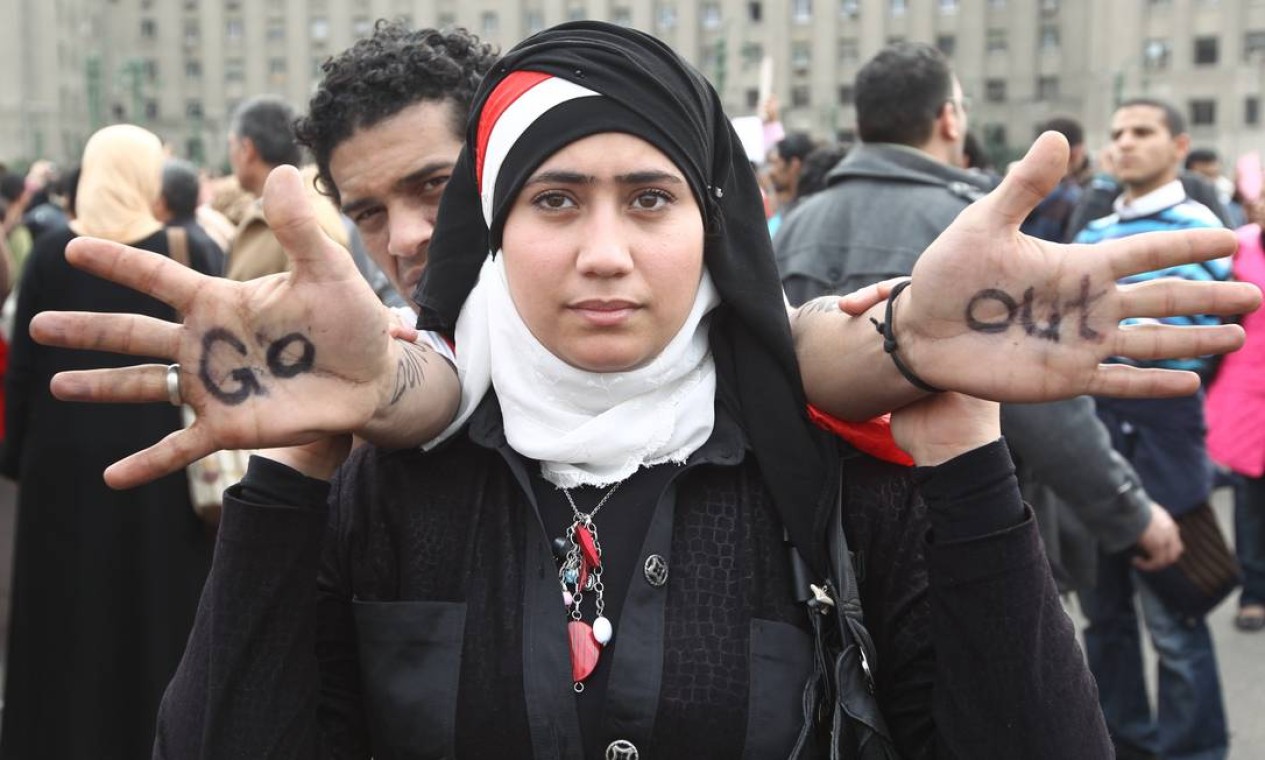 Seguindo o exemplo dos tunisianos, que conseguiram derrubar Ben Ali após um mês de levante, os egípcios começaram a se manifestar contra o ditador Hosni Mubarak Foto: KHALED DESOUKI / AFP