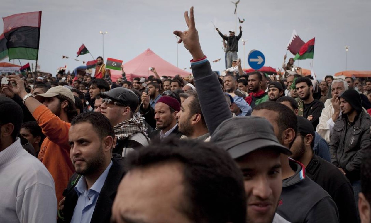 Reunidos em Benghazi, segunda maior cidade do país, líbios enfrentaram a dura repressão para pedir democracia Foto: Anja Niedringhaus / AP