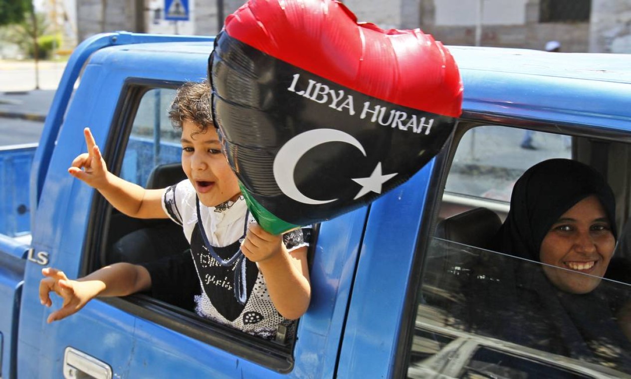 Crianças e mulheres também foram às ruas comemorar o fim dos 42 anos de regime Kadafi Foto: Francois Mori / AP