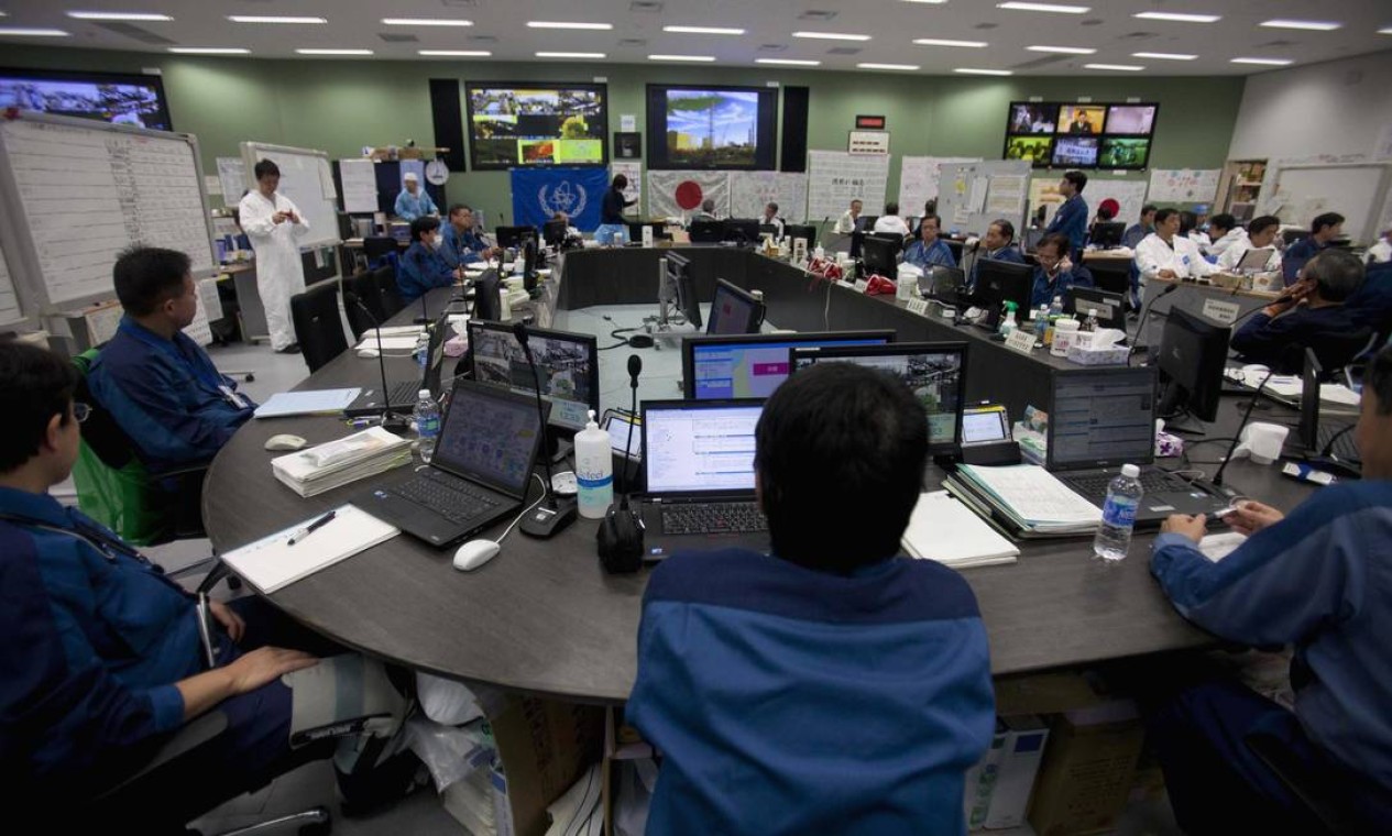 Funcionários trabalham no centro de operações para emergências Foto: REUTERS
