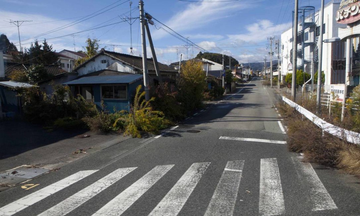 Rua deserta dentro da zona de contaminação ao redor da usina de Fukushima. Foto: REUTERS