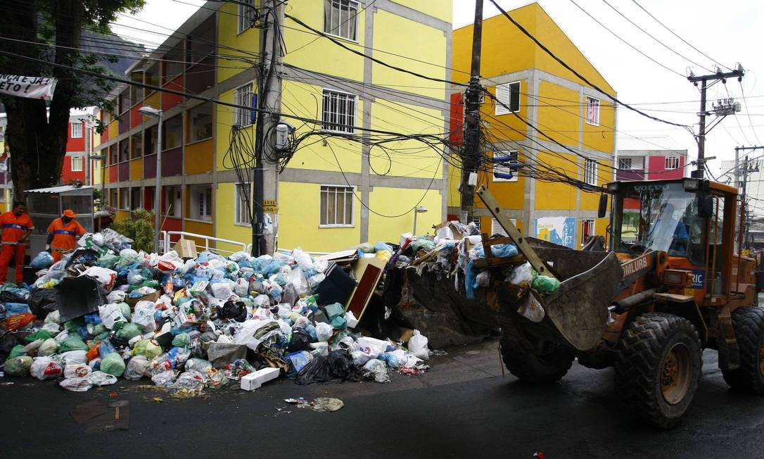 Após a ocupação, a Comlurb começa a limpeza na Rocinha nesta segunda-feira Foto: Agência O Globo / Pablo Jacob