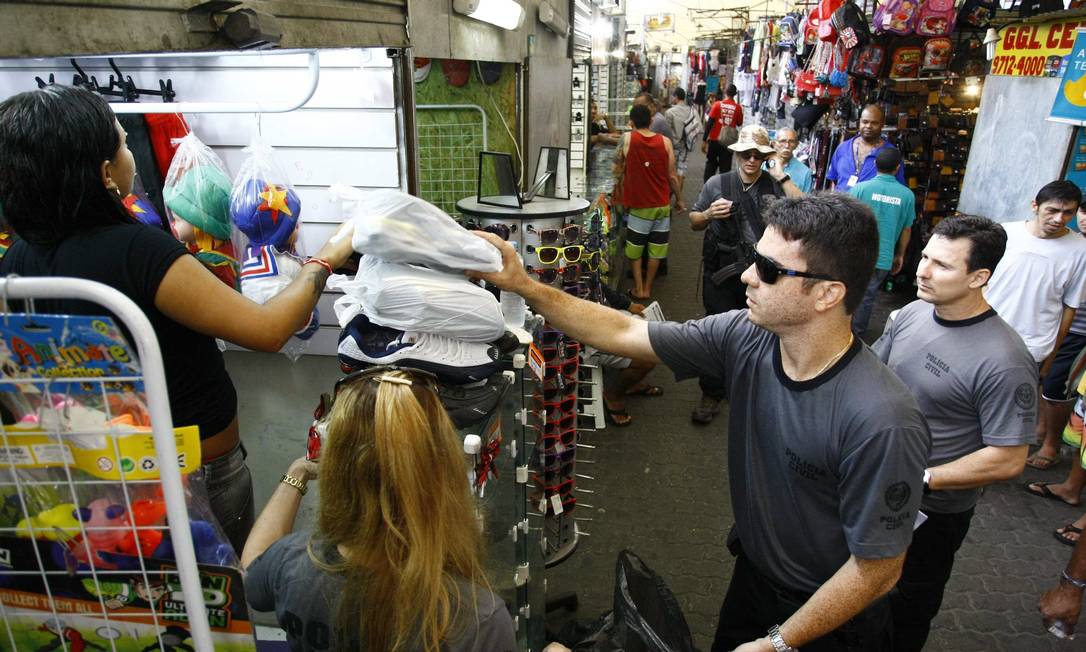 Policiais civis fazem operação para coibir a venda de produtos piratas na Favela da Rocinha Foto: Pablo Jacob / Agência O Globo