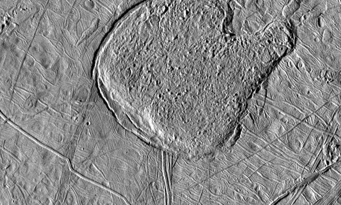 Exemplo de 'terreno caótico' na superfície de Europa, onde os cientistas acreditam que a capa de gelo sobre o oceano líquido da lua de Júpiter é mais fina Foto: Nasa