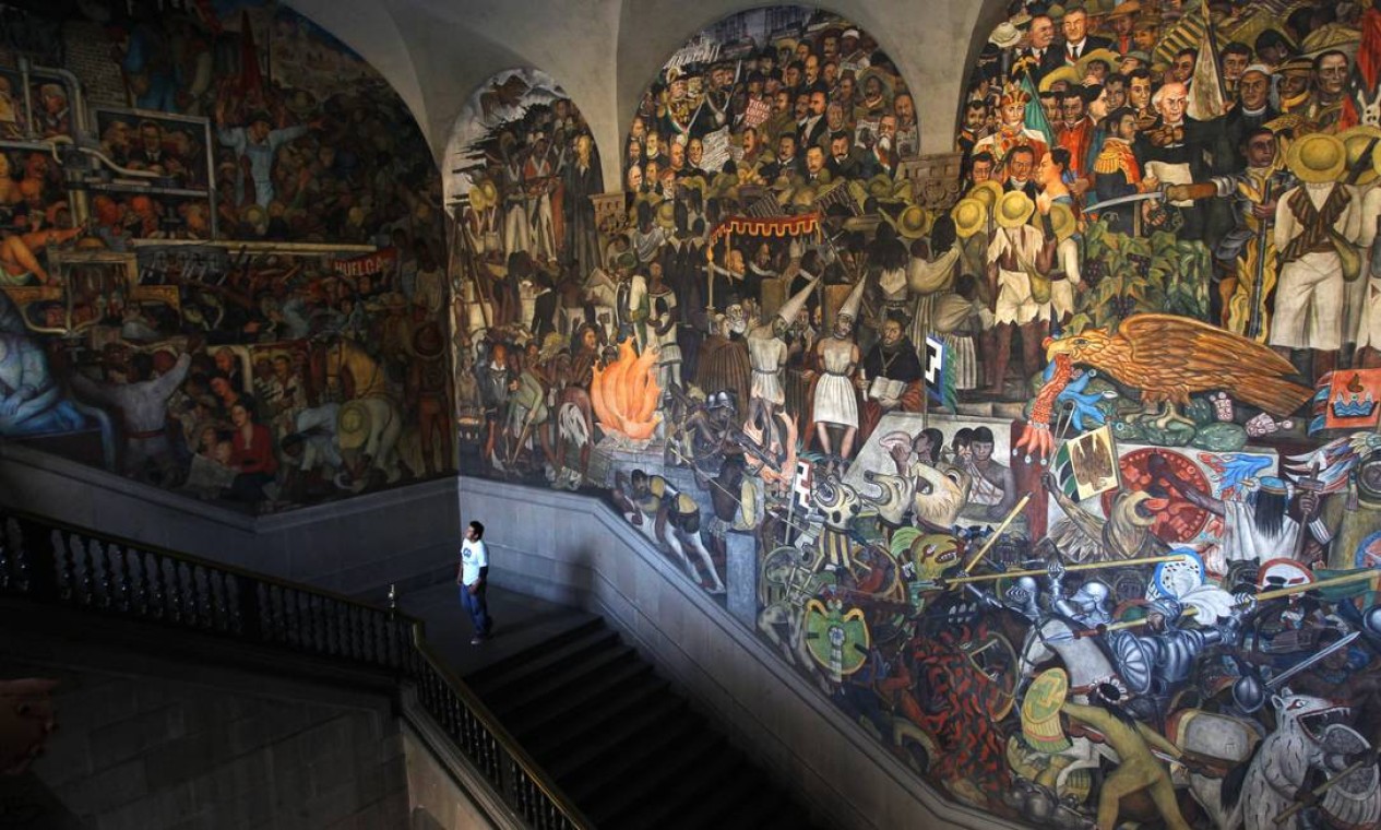 Painel de Diego Rivera no Palácio Nacional, no Zócalo: história do México contada em três partes. Foto: Custodio Coimbra / Agência O Globo