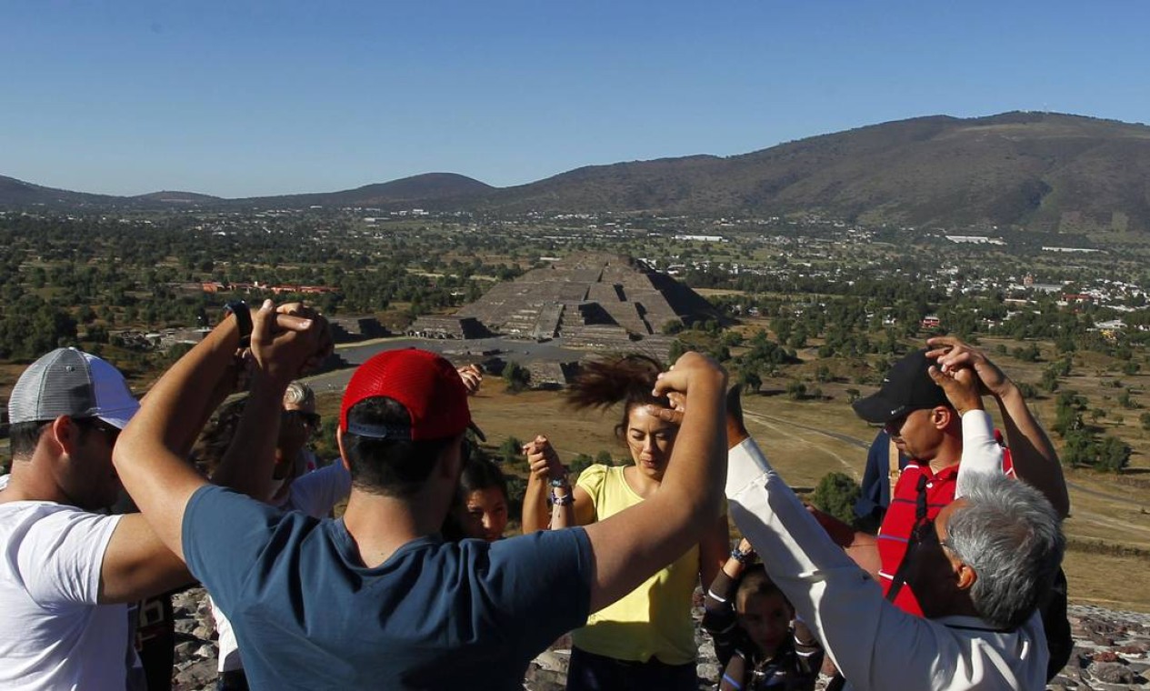 Visitantes rezam no topo da Pirâmide do Sol, a mais alta de Teotihuacán e segunda maior do México, com 65 metros de altura. Foto: Custódio Coimbra / Agência O Globo