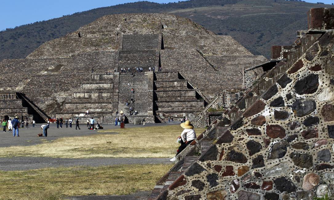 Pirâmide da Lua, numa das pontas de Teotihuacán, conhecida como "cidade dos mortos" e "cidade dos deuses" pelos antigos povos pré-colombianos que habitavam os arredores da atual Cidade do México Foto: Custodio Coimbra / Agência O Globo