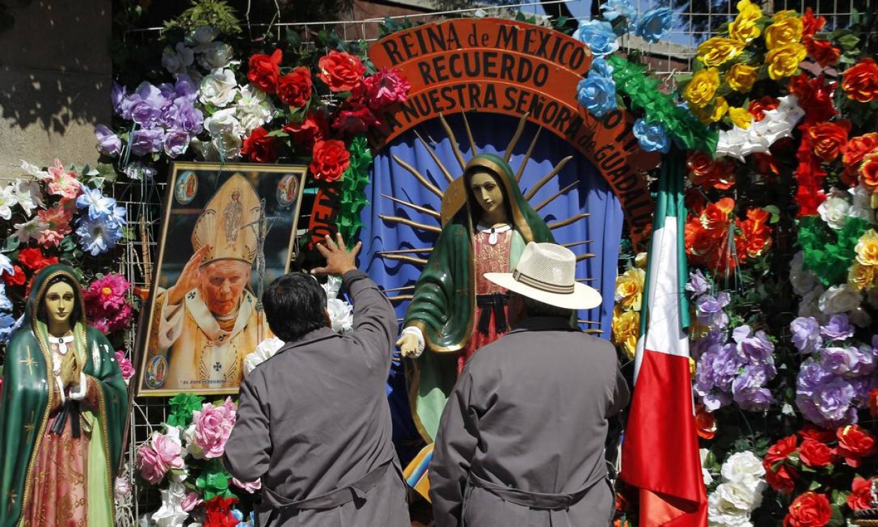 Fiéis na Basílica de Guadalupe, no centro histórico da Cidade do México Foto: Custodio Coimbra / Agência O Globo