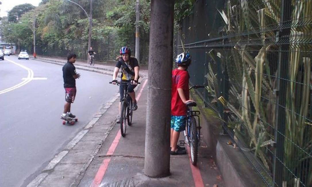 Pista estreita da ciclovia do Horto desvia os pedestres para o asfalto Foto: Foto da leitora Maysa Blay