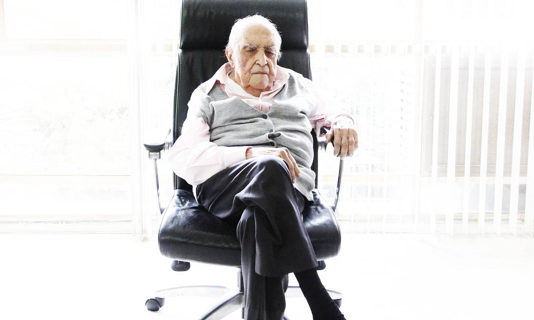 Oscar Niemeyer sentado na cadeira de seu escritório em Copacabana Foto: Leonardo Aversa