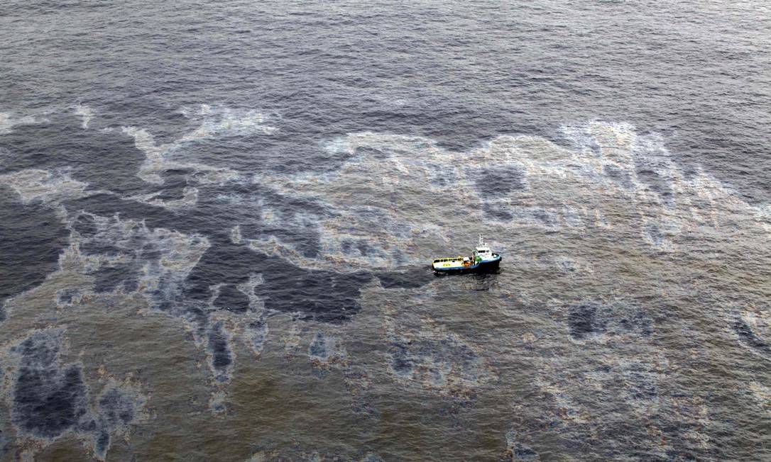 Vista aérea da mancha de petróleo causada pelo vazamento de poço da Chevron Foto: Reuters