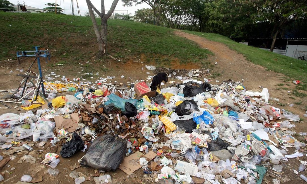 Praças da Ilha em mau estado de conservação - Jornal O Globo