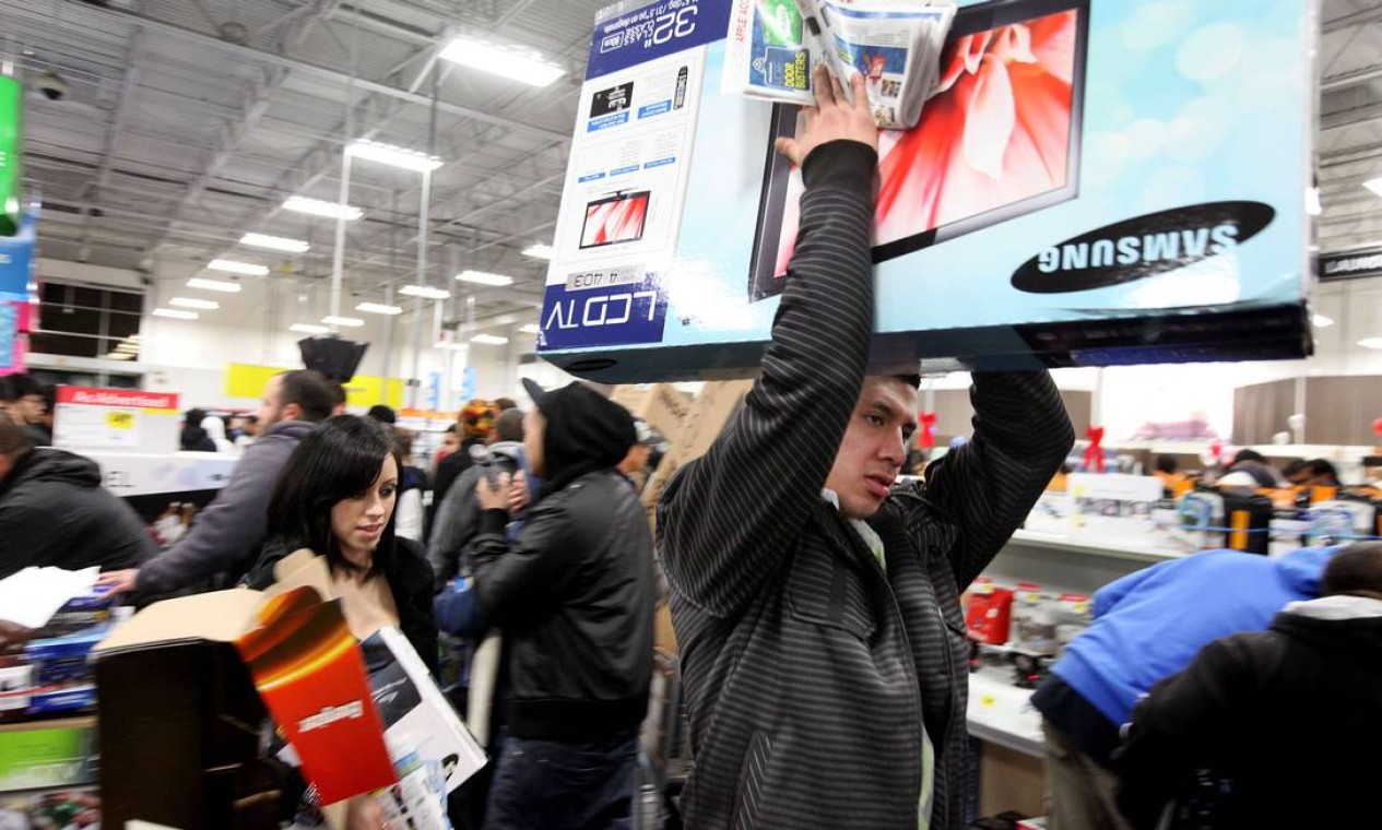 Consumidores aproveitam o dia de promoções no varejo, conhecido como 'Black Friday', para levar produtos eletrônicos mais baratos na loja BestBuy em San Diego, California Foto: Sandy Huffaker / AFP