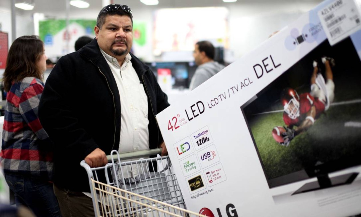 Consumidor aproveita a 'Black Friday', lendário dia de promoções no varejo americano, para comprar uma TV de LCD