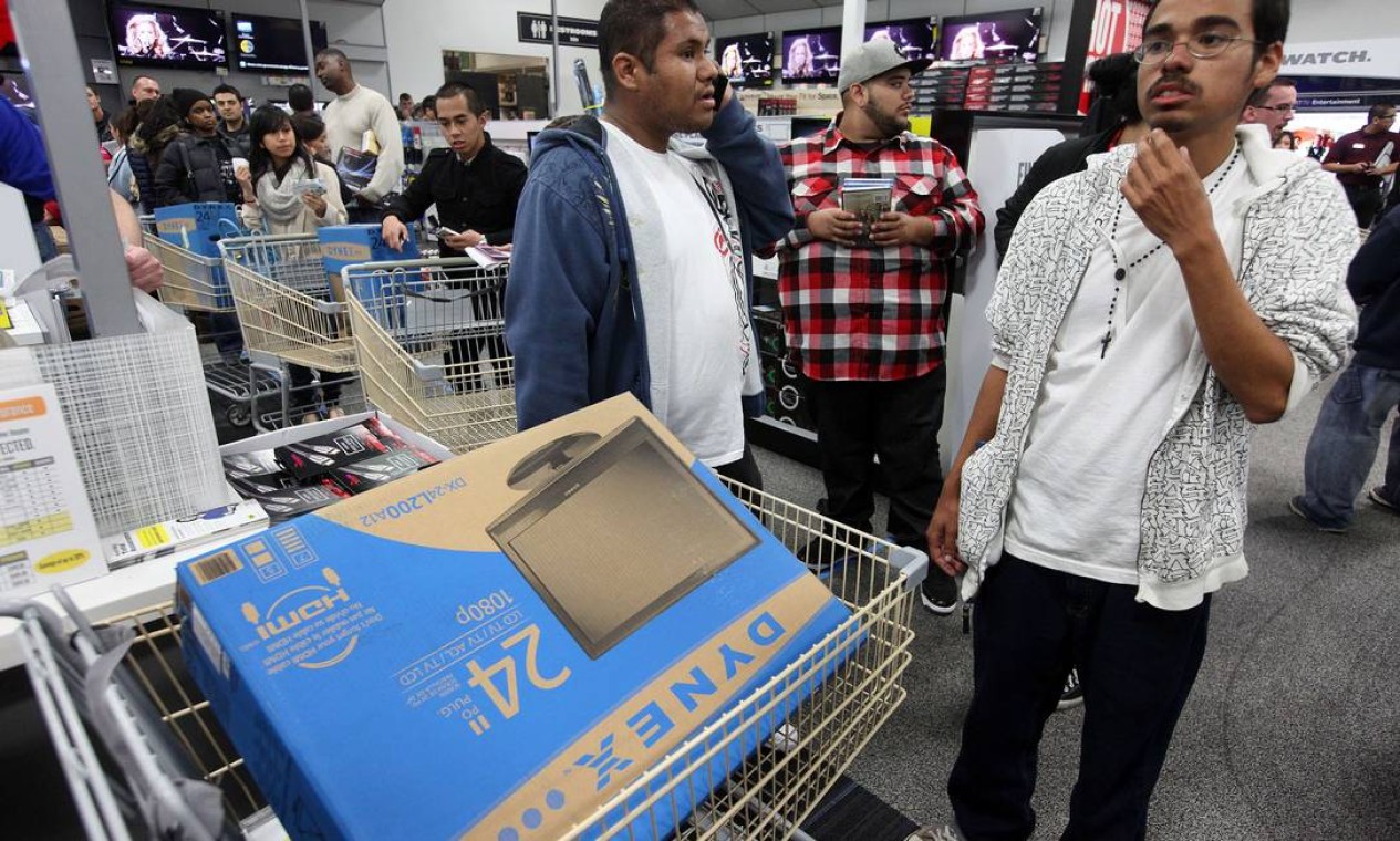 Consumidores aproveitam o dia de promoções no varejo, conhecido como 'Black Friday', para levar produtos eletrônicos mais baratos na loja BestBuy em San Diego, California