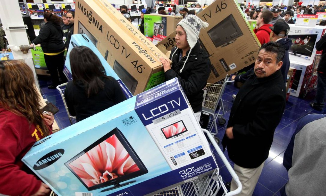 Consumidores aproveitam o dia de promoções no varejo, conhecido como 'Black Friday', para levar produtos eletrônicos mais baratos na loja BestBuy em San Diego, California