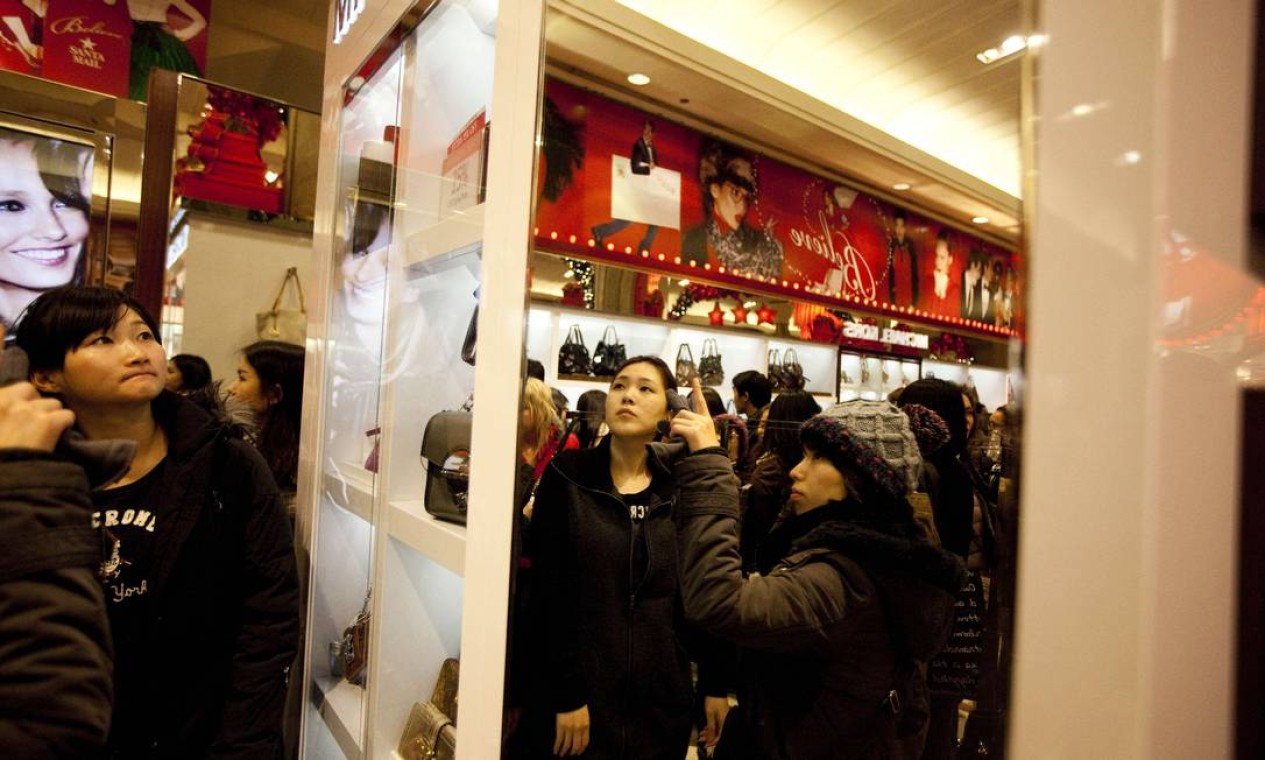 Consumidores em busca de descontos lotam a Macy's de Nova York nesta sexta-feira, dia de 'Black Friday'