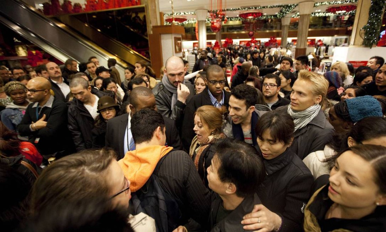 Uma multidão de clientes em busca de descontos em mercadorias lotou a Macy's de Nova York nesta sexta-feira, dia de 'Black Friday'