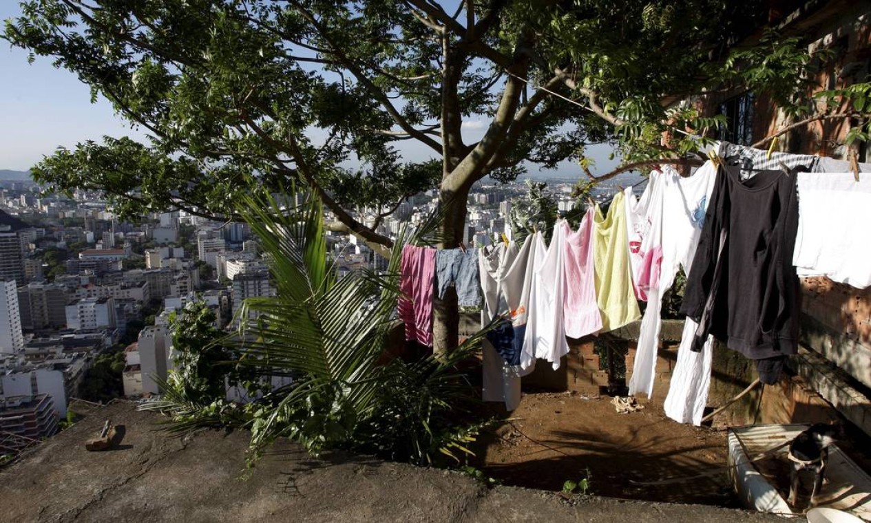 Moradores estendem a roupa em varais, no topo do Morro da Chacrinha Foto: Domingos Peixoto / O Globo