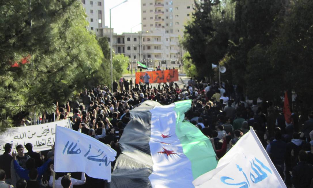 Manifestantes protestam contra o regime de Assad na cidade de Deir Balaba, na Síria Foto: Reuters