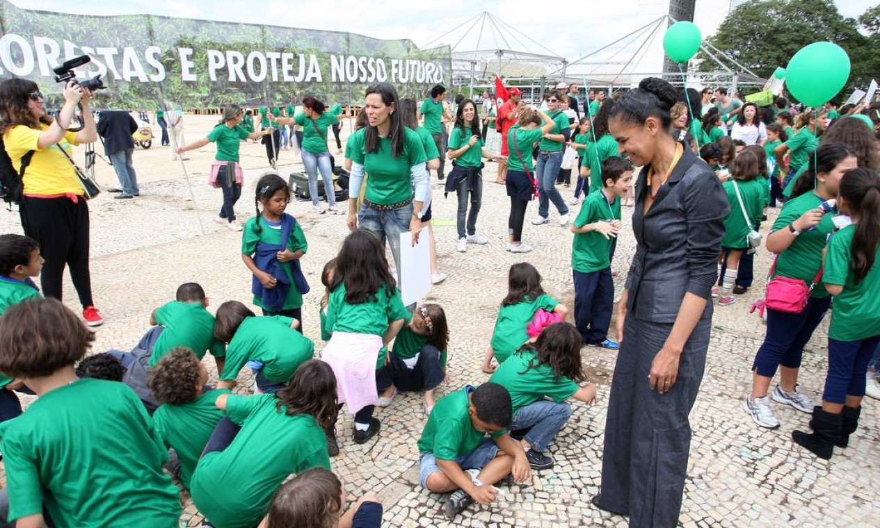 Ex-senadora Marina Silva observa crianças de escolas de Brasília. Elas soltaram balões em frente ao Palácio do Planalto Foto: Gustavo Miranda / O Globo