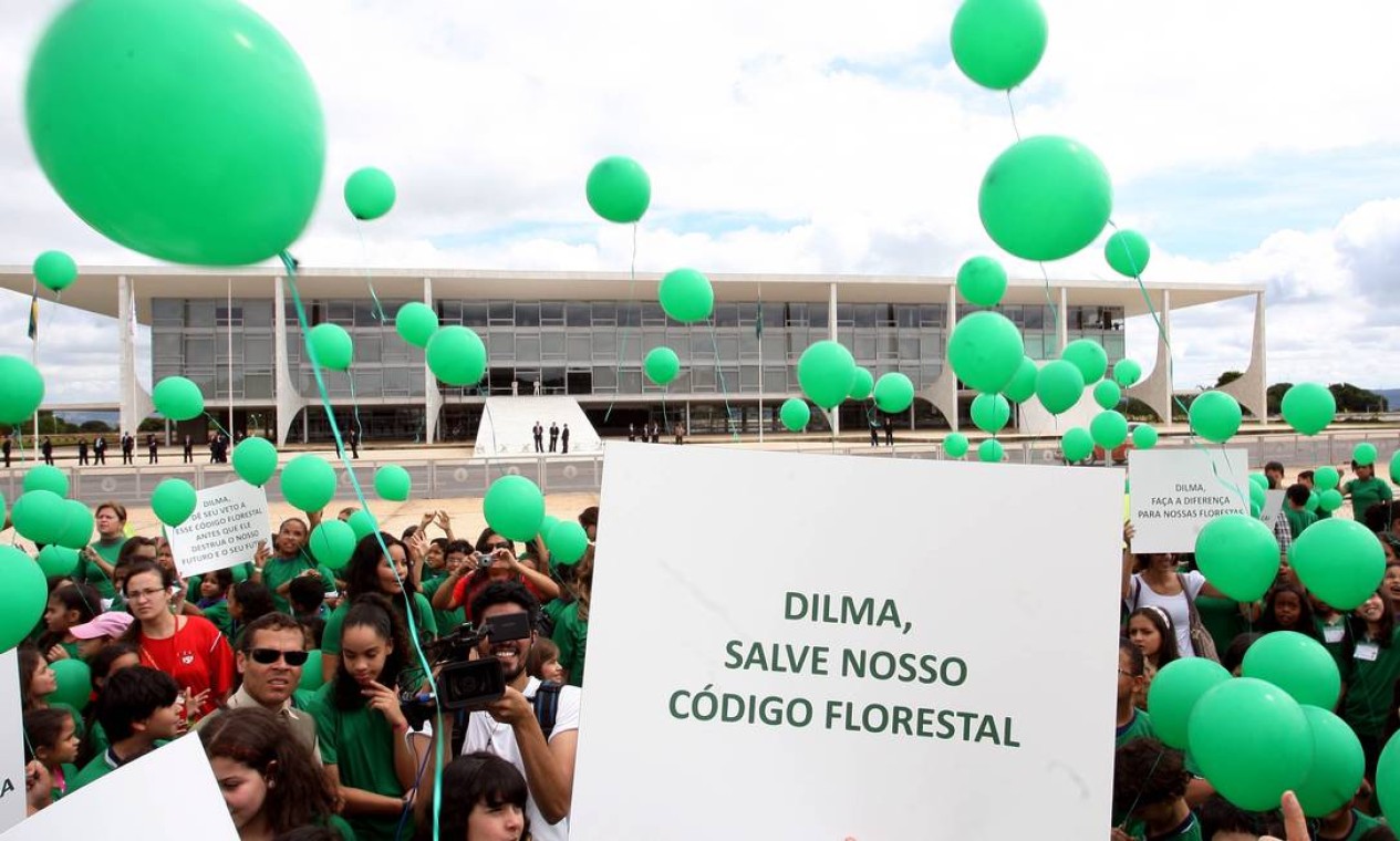 Protestos pedem a participação da presidente Dilma Rousseff no projeto Foto: Gustavo Miranda / O Globo