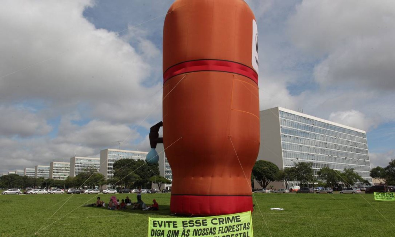 Em frente ao Congresso, foi inflado um balão, de 15 metros de altura, representando um filtro de água feito em barro. A ONG WWF participou da ação Foto: André Coelho / O Globo