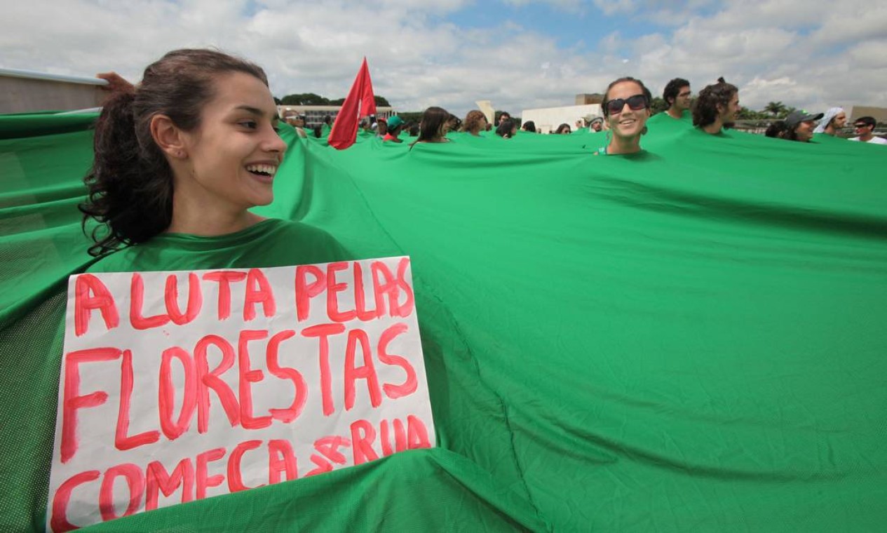 Manifestante pede proteção e mobilização pelas florestas Foto: Eraldo Peres / AP