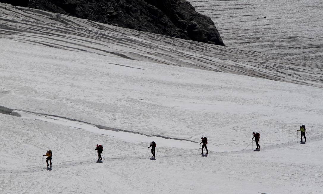 Pessoas caminham na neve no Jungfraujoch, nos Alpes suíços Foto: Ivo Gonzalez / Agência O Globo