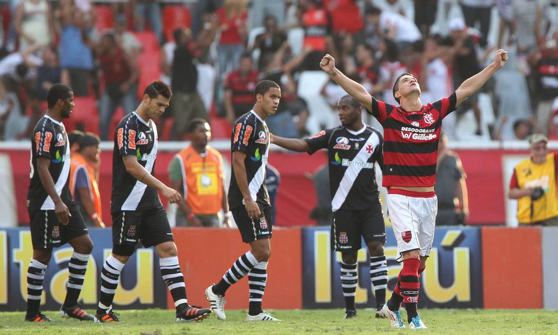 O alívio de Thiago Neves e o desânimo dos jogadores do Vasco no empate do Flamengo com a equipe de São Januário Foto: Ivo Gonzalez / Agência O Globo
