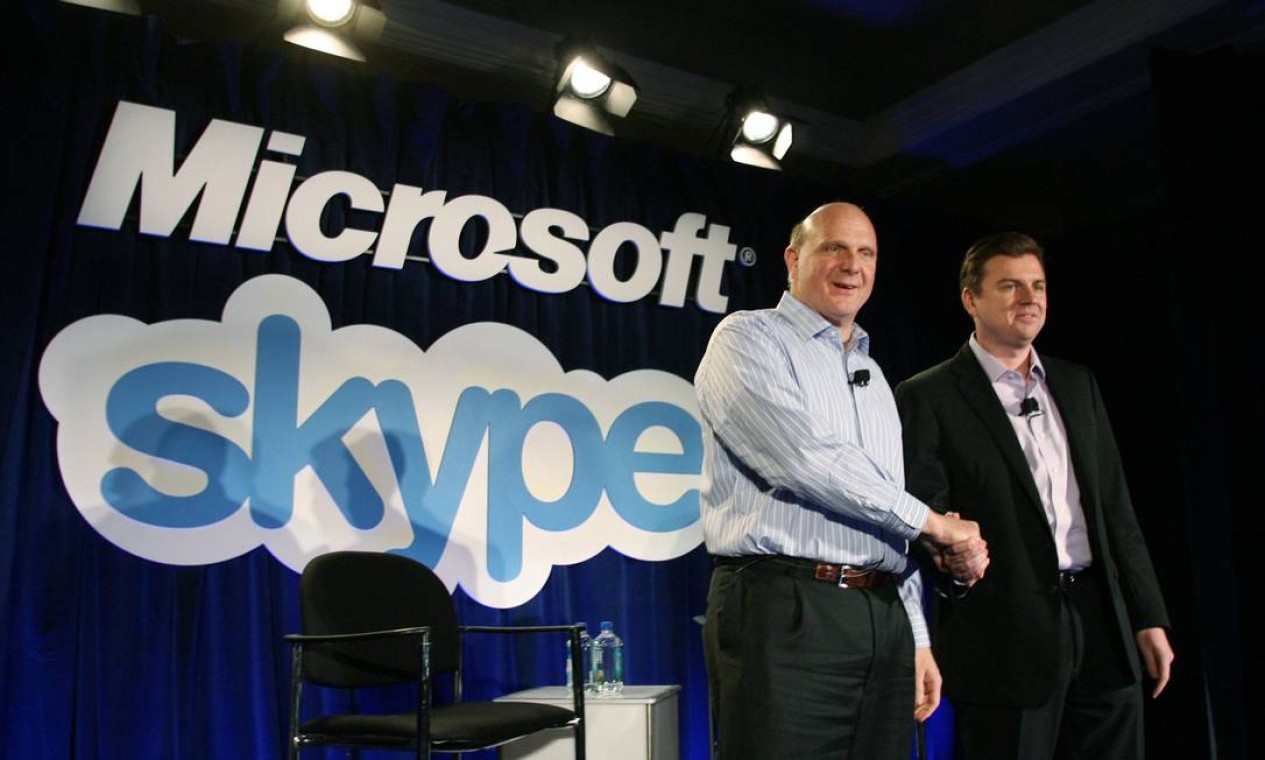 Steve Ballmer e Tony Bates selam a compra do Skype pela Microsoft por US$ 8,5 bi, em maio Foto: Reuters / Reuters