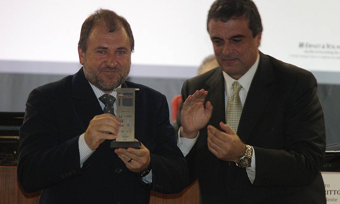 O ministro da Justiça, José Eduardo Cardozo, entrega o prêmio a Darci Frigo, idealizador do projeto vencedor Foto: Andre Coelho / O Globo