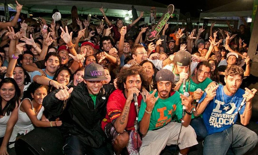 O Mundo Da Voltas Cone Crew