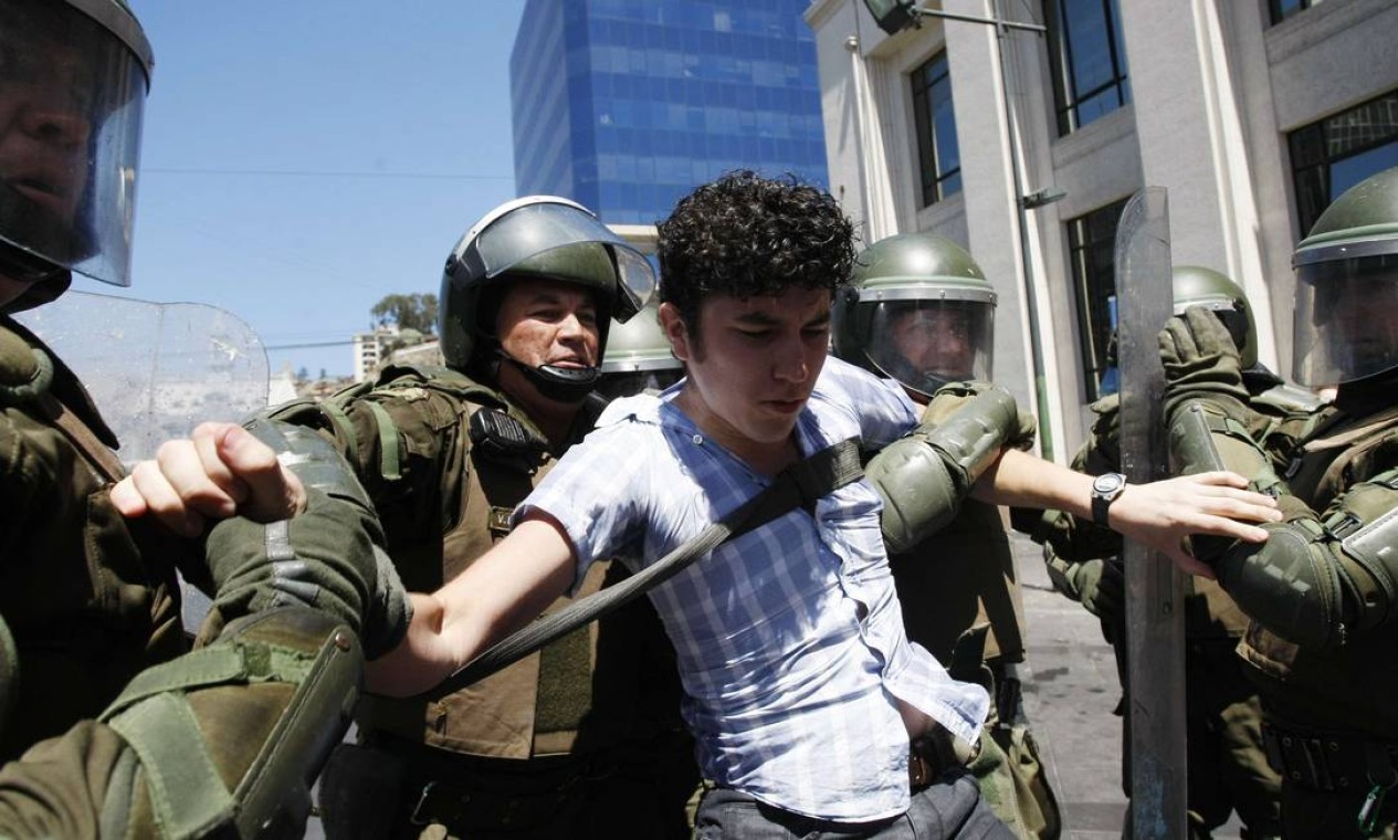 Em Valparaíso, manifestante é detido durante protesto simultâneo ao da capital Foto: Eliseo Fernandez / REUTERS