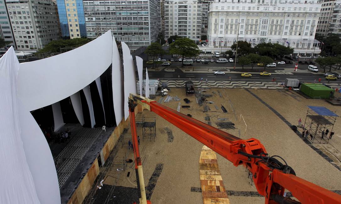  Montagem do palco para a festa do réveillon em Copacabana, na Zona Sul do Rio
Foto: Custódio Coimbra / O Globo