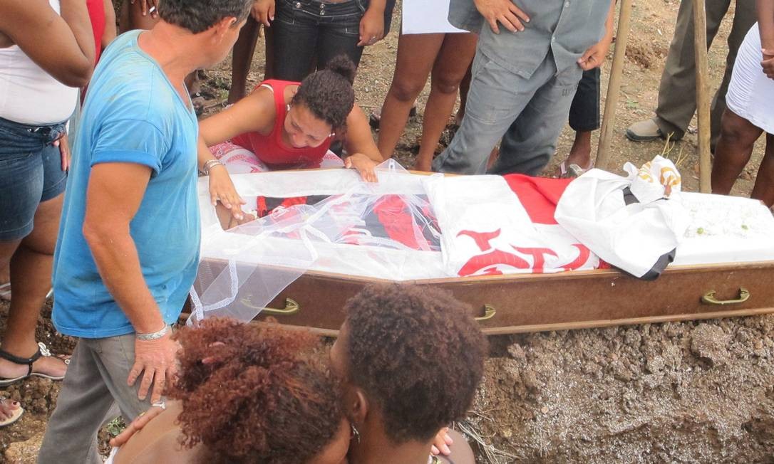 Adolescente AbraÃ£o Maximiliano, morto na Vila Cruzeiro, Ã© enterrado no CemitÃ©rio de IrajÃ¡. FamÃ­lia acusa ExÃ©rcito de fazer ameaÃ§as apÃ³s crime Foto: Isabel de AraÃºjo / O Globo