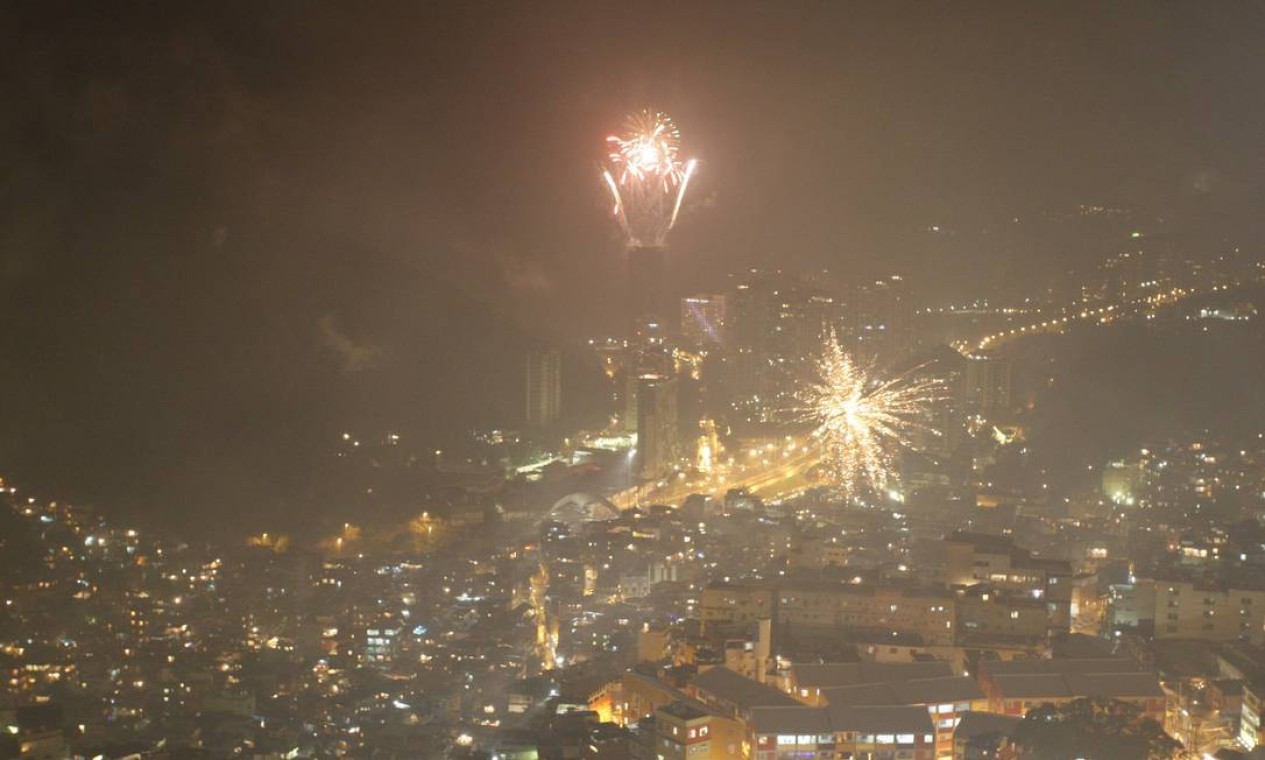 Fogos iluminam a Rocinha na chegada de 2012