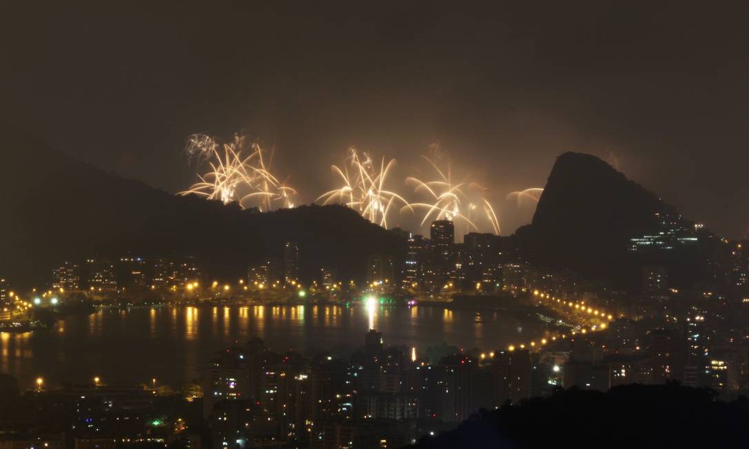 Queima de fogos no Rio vista do Laboreaux, na Rocinha, onde choveu bastante Foto: Márcia Foletto / O Globo