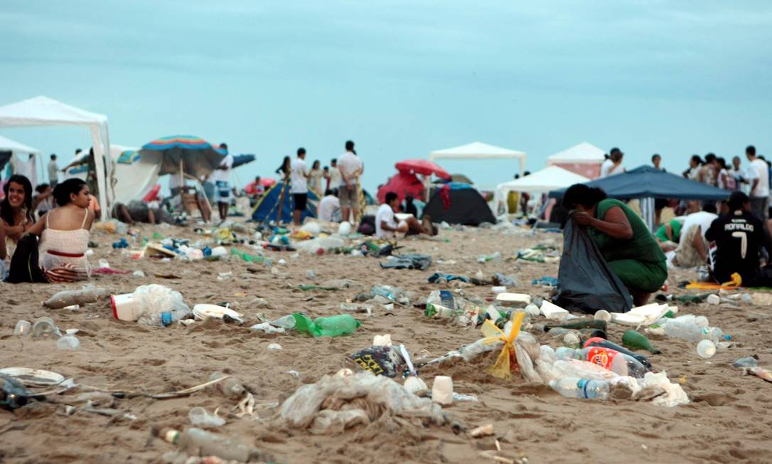 A Praia de Copacabana amanheceu com muito lixo. Na foto, um registro na altura do Copacabana Palace Foto: Hudson Pontes / Agência O Globo