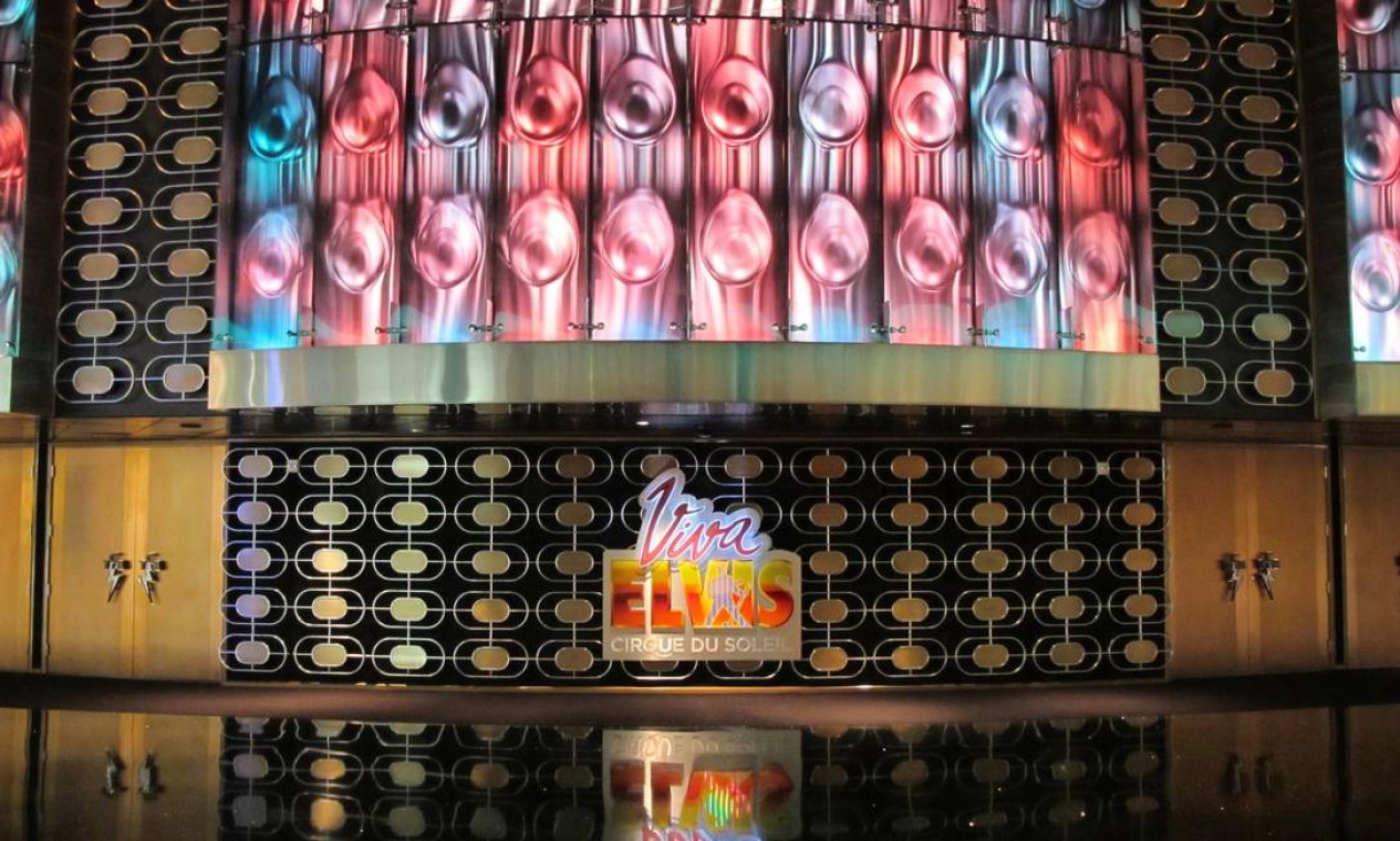 O musical "Viva Elvis", do Cirque du Soleil, é uma das maiores atrações sobre The King. No teatro do hotel Aria, desde fevereiro de 2010, a trupe homenageia Elvis coreografando 20 músicas do repertório Foto: Eduardo Maia / O Globo
