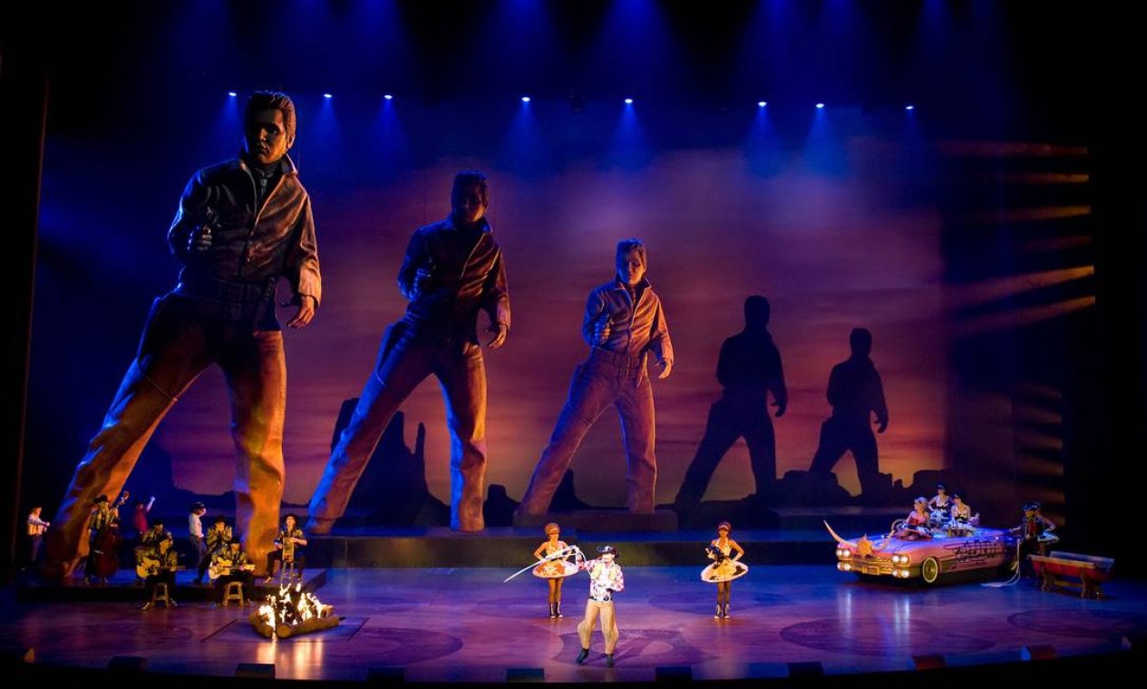 Cena de "Viva Elvis", show do Cirque du Soleil: figuras gigantes mostram o cantor na fase de ator de filmes de faroeste Foto: Julie Aucoin / Divulgação/Cirque du Soleil