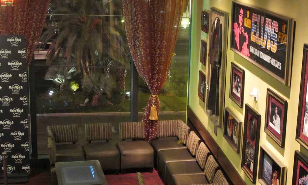Na sala de espera do Hard Rock Café de Las Vegas, há discos, capas e pôsteres, parte da ótima memorabilia do lugar Foto: Eduardo Maia / O Globo