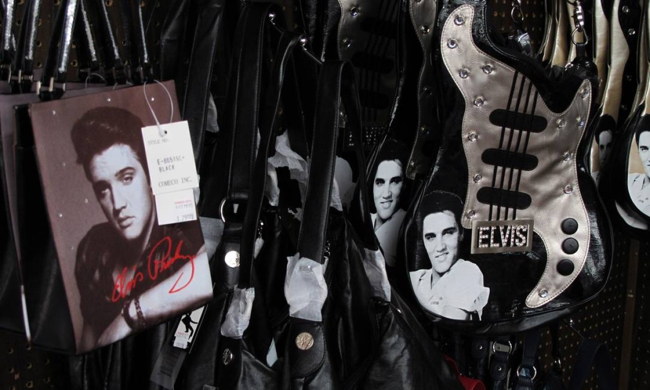 Bolsas em forma de guitarras e com o rosto estampado são uma das opções de lembrancinhas na Bonanza Gift Shop - autointitulada a maior loja de suvenires do mundo Foto: Eduardo Maia / O Globo