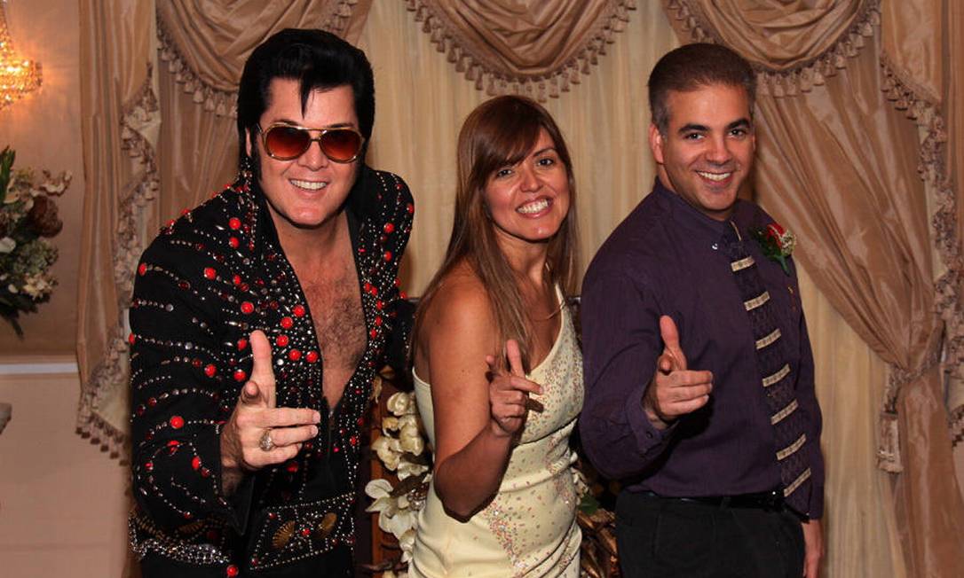 Casamento temático com um cover de Elvis Presley: Claudia Saleh e o marido renovaram os votos na Graceland Wedding Chapel, em Las Vegas Foto: Claudia Saleh / Divulgação/Arquivo pessoal