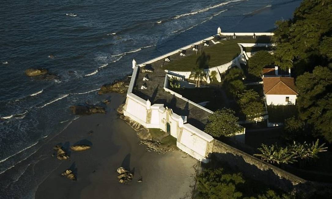 Fortaleza da Ilha do Mel recebe visitantes com guias, vídeos e